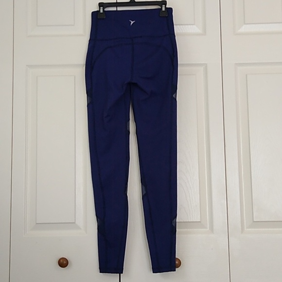 Old Navy Active Go-Dry Fitted High Waist Mesh Inset Leggings in Navy - Picture 4 of 13